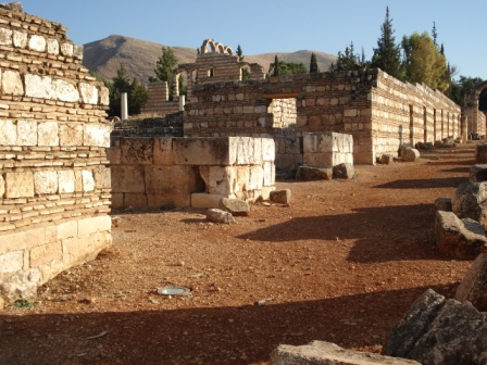 Anjar - hoofdstraat van de antieke stad met paleis in de verte en flanken van de Anti-Libanonbergen.